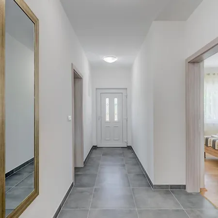 Seaside House Kastel Stafilic, - 22438 *